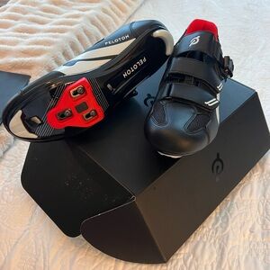 NWOT men’s size 43 Pelaton bike shoes